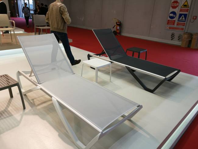 Шезлонг-лежак металлический Wave белый, серый 1910х715х300 мм Шезлонг-лежак металлический Wave белый, серый 1910х715х300 мм