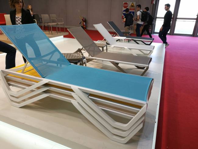 Шезлонг-лежак металлический Wave белый, серый 1910х715х300 мм Шезлонг-лежак металлический Wave белый, серый 1910х715х300 мм