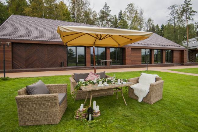 "Корсика" зонт уличный 3х3м на боковой алюминиевой опоре, цвет под дерево "Корсика" зонт уличный 3х3м на боковой алюминиевой опоре, цвет под дерево