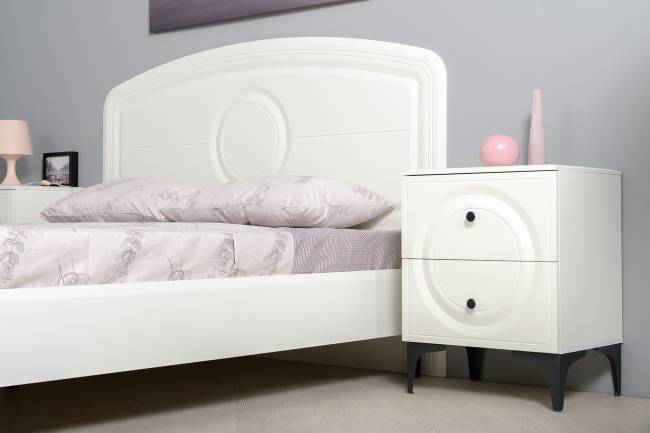 Комод Валенсия с кроватью 1600 и прикроватной тумбочкой цвет белый шагрень